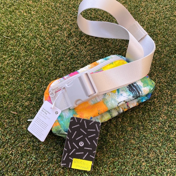 NWT Lululemon everywhere belt bag no limits multi white paint extended strap - Picture 4 of 4